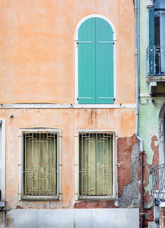 Künstlerische Fotografie fotografiert in Venedig mit Fokus auf Licht, Abstraktion, venezianischer Architektur, fotografiert von Mick Morley