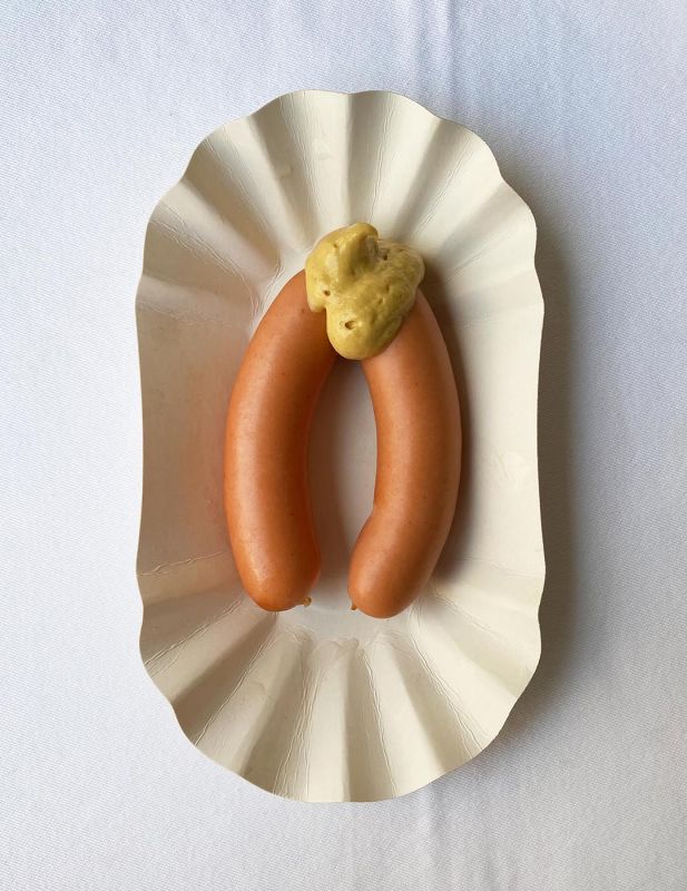 Würstel und Senf sind die Essenz der guten Stube