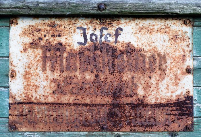 Altes verrostetes Schild fotografiert im Mühlviertel von Mick Morley