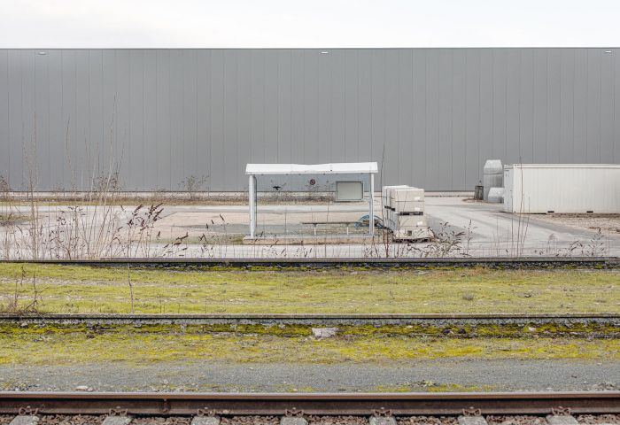 Am Linzer Hafen fotografiert Mick Morley Linzer Szenen und Absurditäten