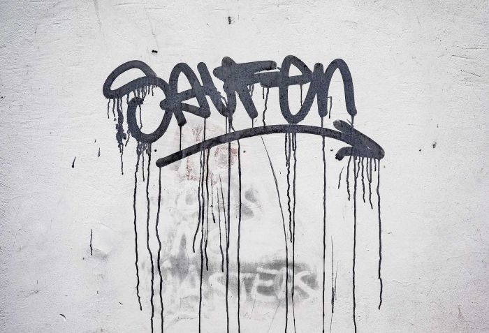 Saufen Schriftzug auf einer Wand fotografiert in Linz von Mick Morley