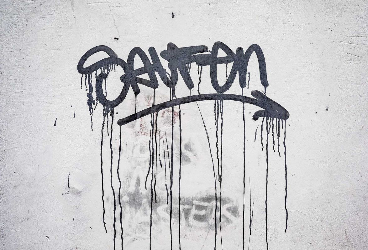 Saufen Schriftzug auf einer Wand fotografiert in Linz von Mick Morley