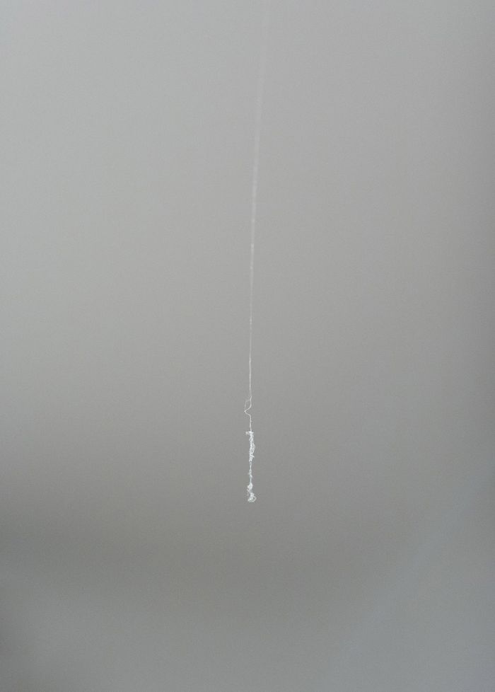 Banalitäten des Alltags sieht man am grauen Lebensalltag am seidenen Faden der Realität