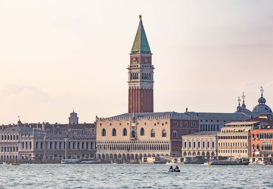 Künstlerische Fotografie fotografiert in Venedig mit Fokus auf Licht, Abstraktion, venezianischer Architektur, fotografiert von Mick Morley