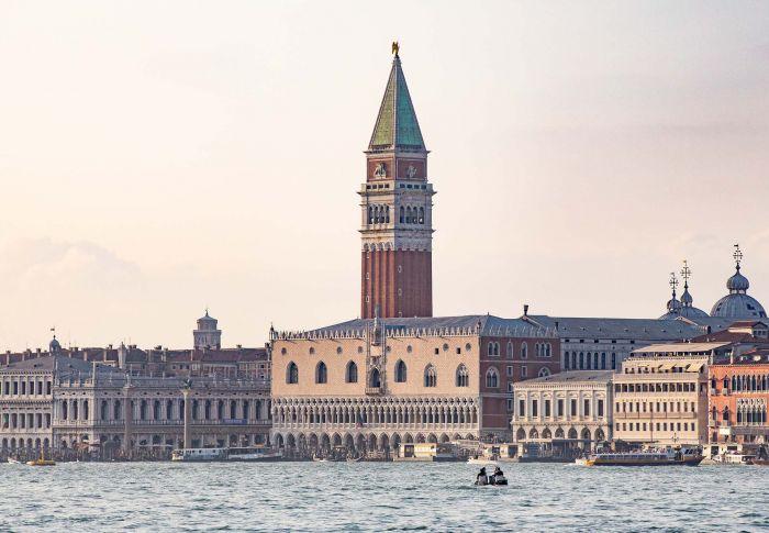 Künstlerische Fotografie fotografiert in Venedig mit Fokus auf Licht, Abstraktion, venezianischer Architektur, fotografiert von Mick Morley