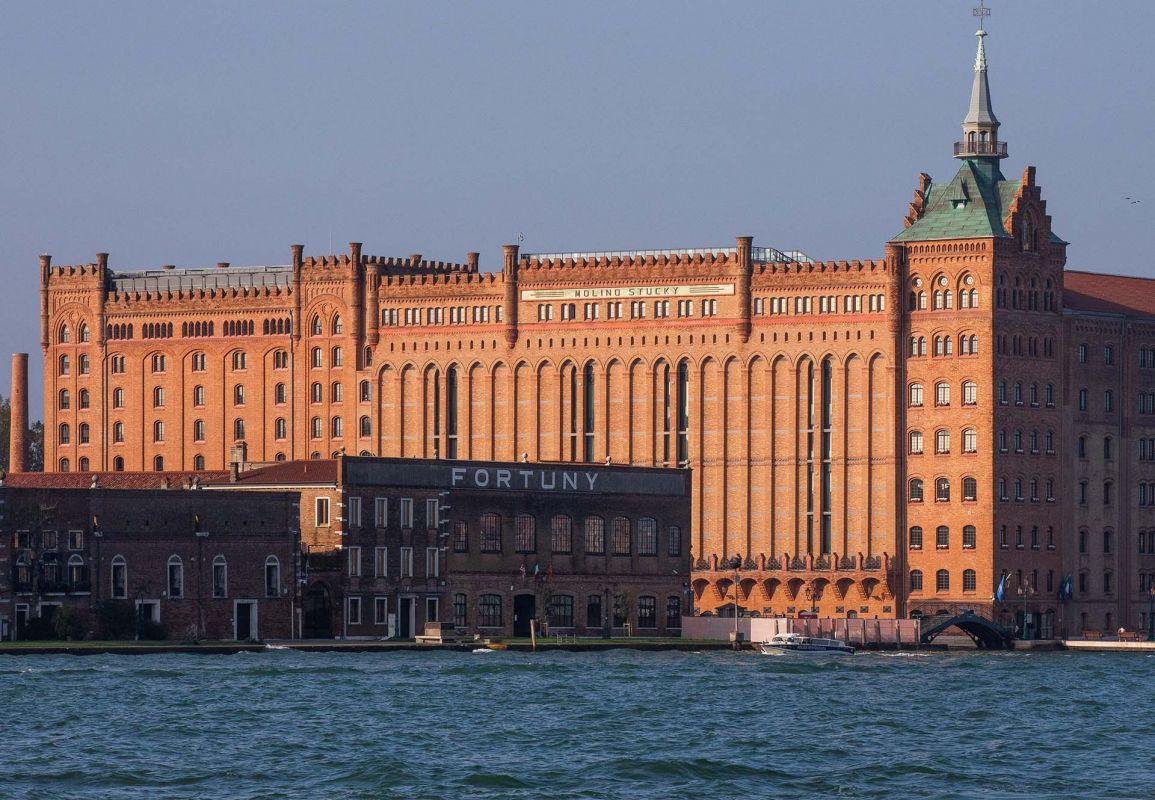 Künstlerische Fotografie fotografiert in Venedig mit Fokus auf Licht, Abstraktion, venezianischer Architektur, fotografiert von Mick Morley