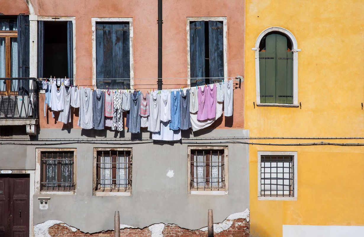 Künstlerische Fotografie fotografiert in Venedig mit Fokus auf Licht, Abstraktion, venezianischer Architektur, fotografiert von Mick Morley