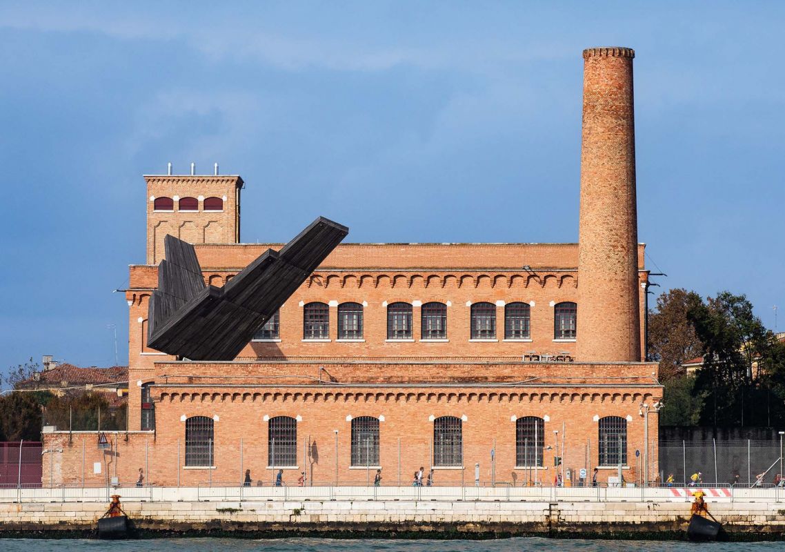 Künstlerische Fotografie fotografiert in Venedig mit Fokus auf Licht, Abstraktion, venezianischer Architektur, fotografiert von Mick Morley