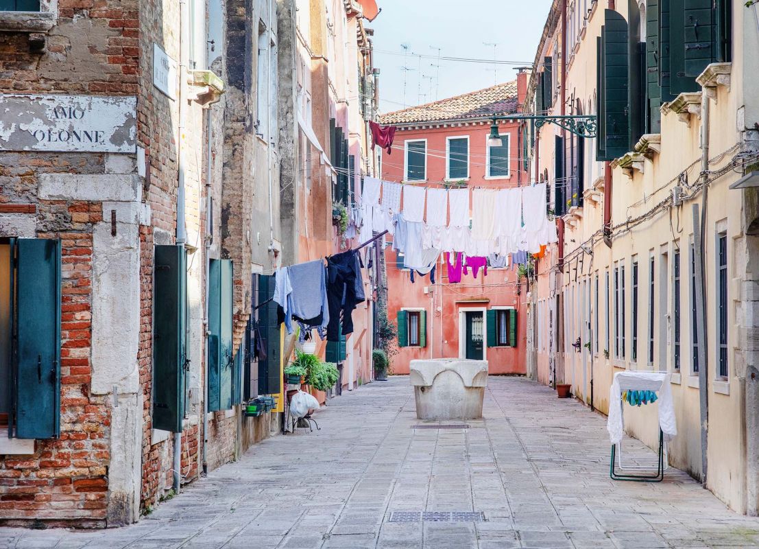 Künstlerische Fotografie fotografiert in Venedig mit Fokus auf Licht, Abstraktion, venezianischer Architektur, fotografiert von Mick Morley