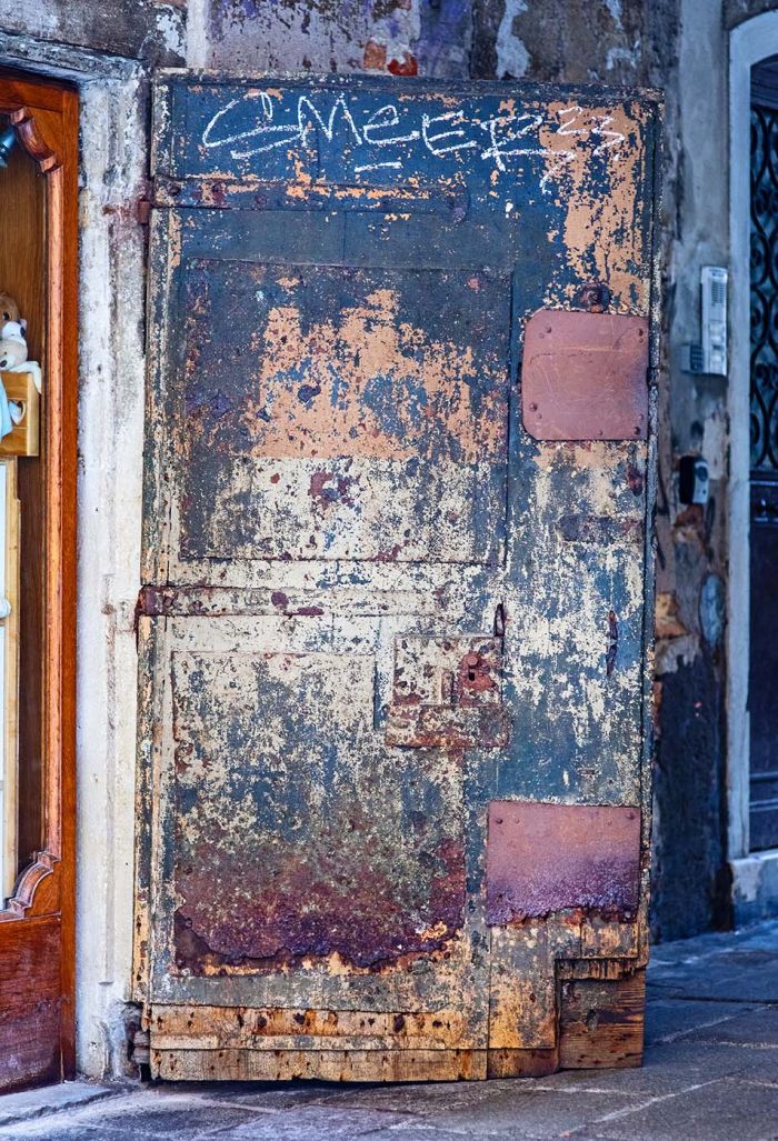 Künstlerische Fotografie fotografiert in Venedig mit Fokus auf Licht, Abstraktion, venezianischer Architektur, fotografiert von Mick Morley